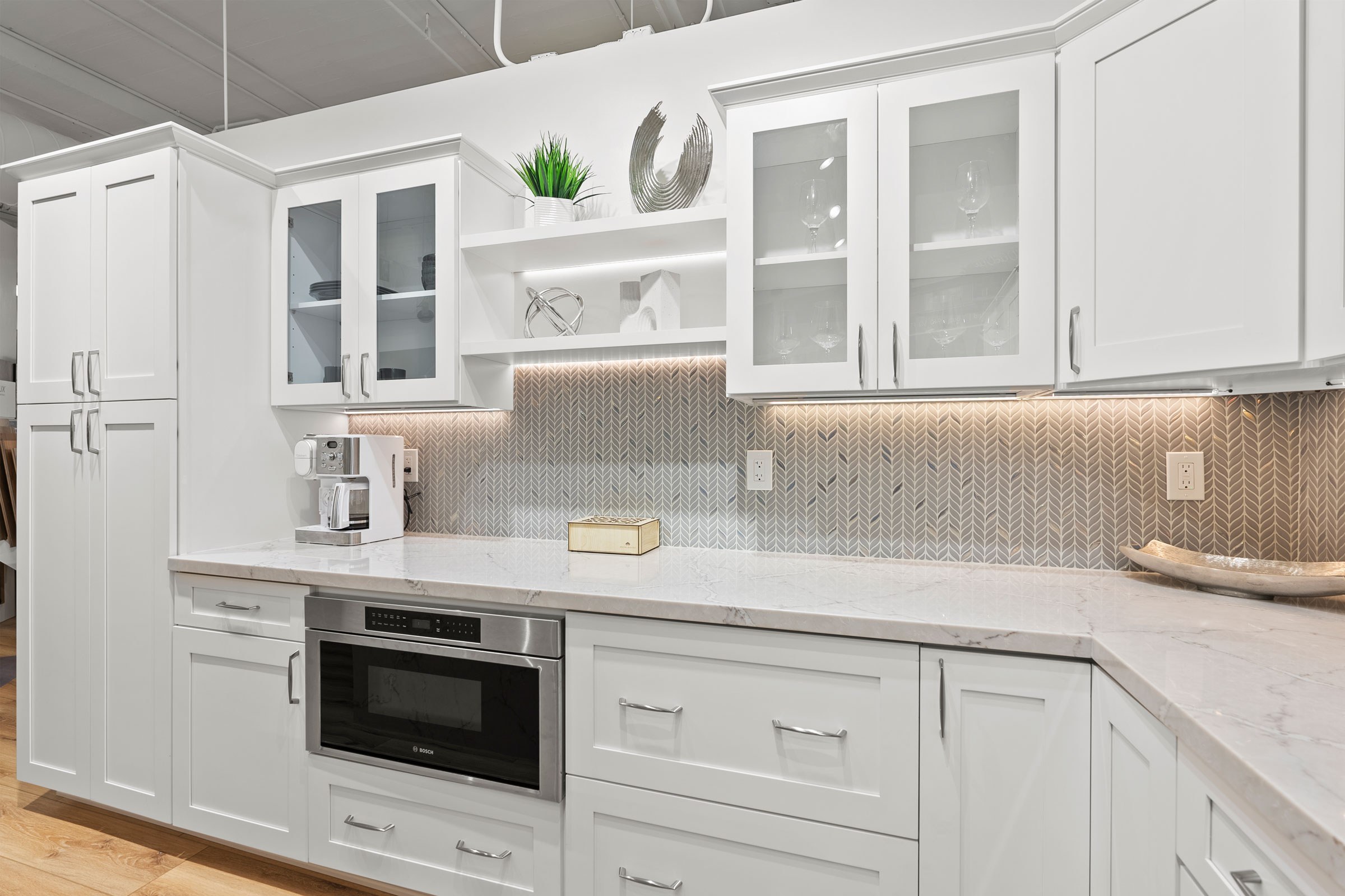 Akamai Ilima cabinet display featuring Bosch appliances